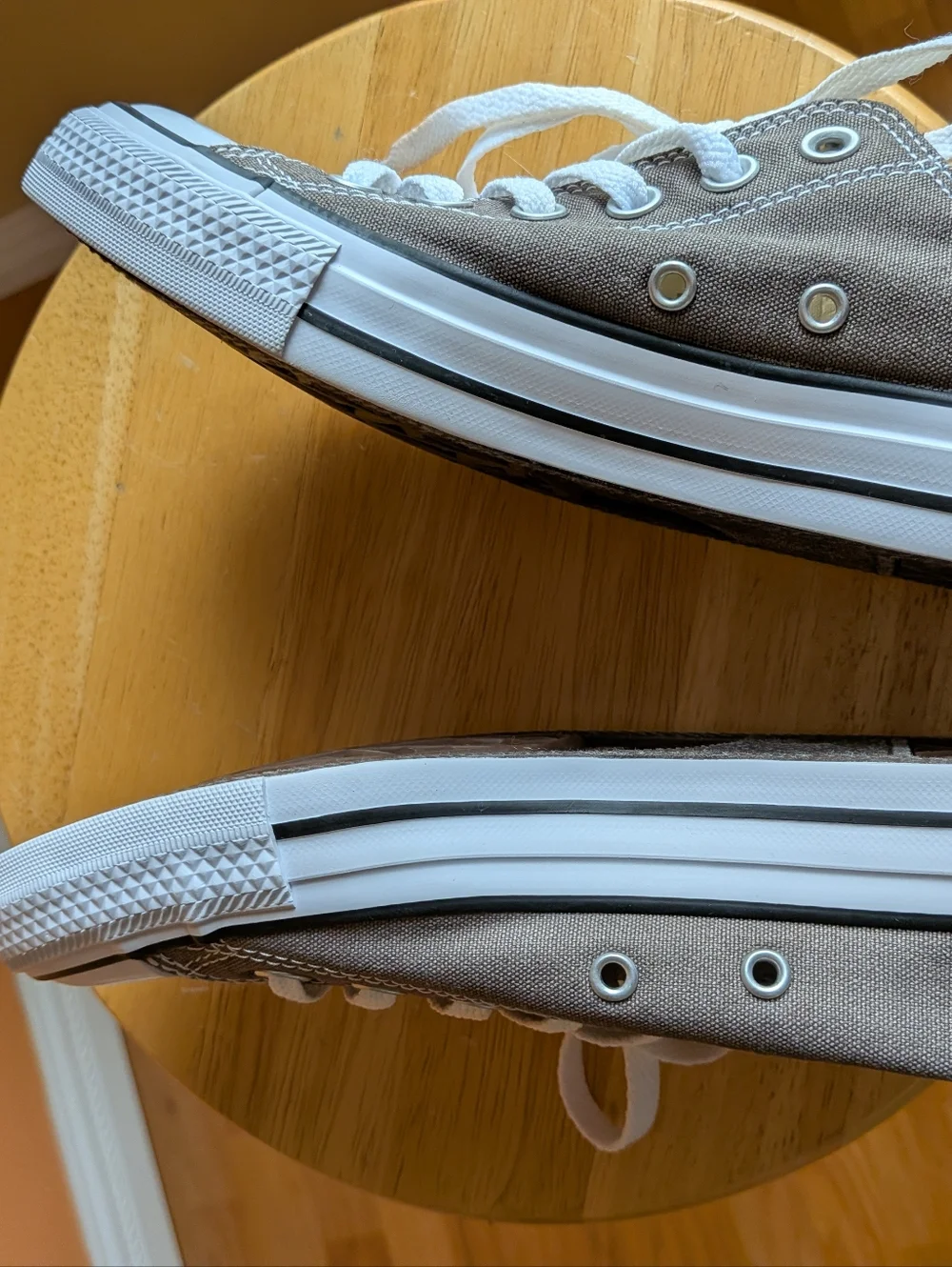 Converse Women’s Chuck Taylor Low Top Sneakers - Brown & White Size 8 - Picture 7 of 10